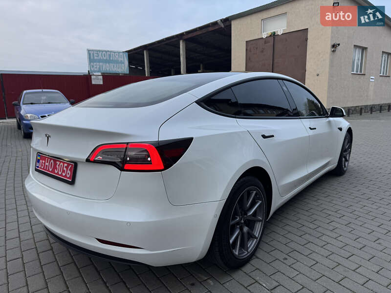Седан Tesla Model 3 2022 в Володимирі