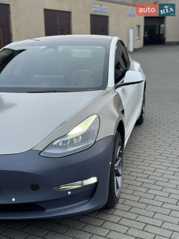 Седан Tesla Model 3 2022 в Володимирі
