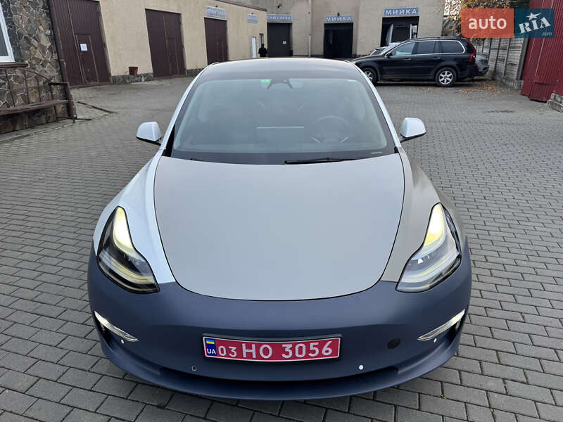 Седан Tesla Model 3 2022 в Володимирі
