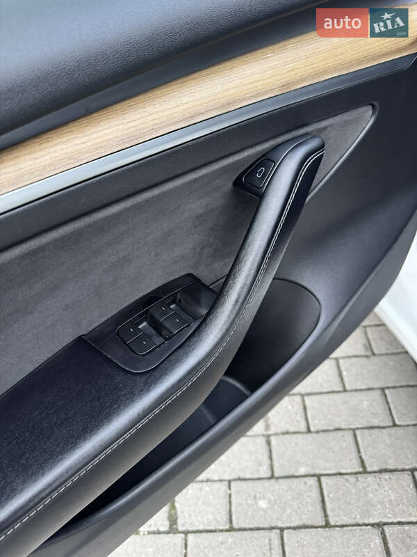 Седан Tesla Model 3 2022 в Володимирі