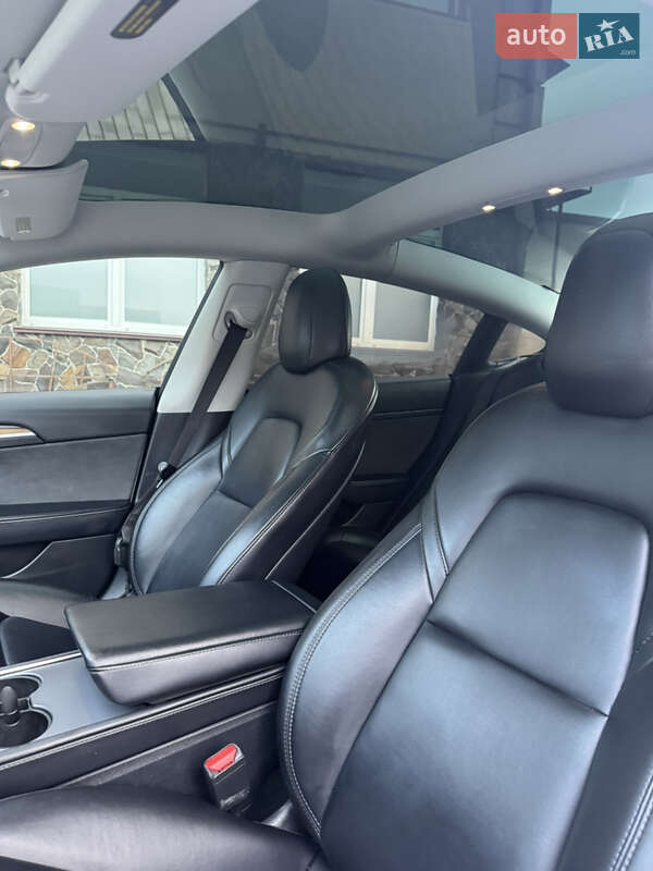 Седан Tesla Model 3 2022 в Володимирі