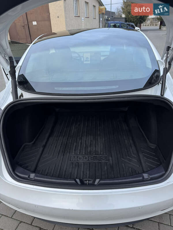 Седан Tesla Model 3 2022 в Володимирі