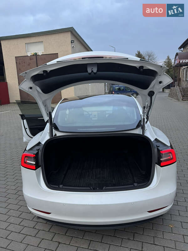 Седан Tesla Model 3 2022 в Володимирі