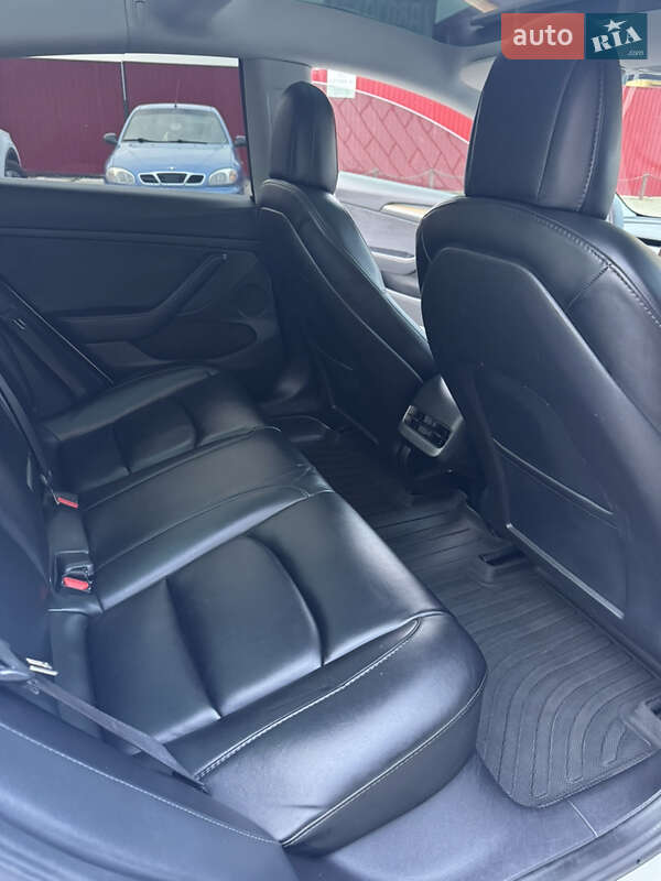 Седан Tesla Model 3 2022 в Володимирі