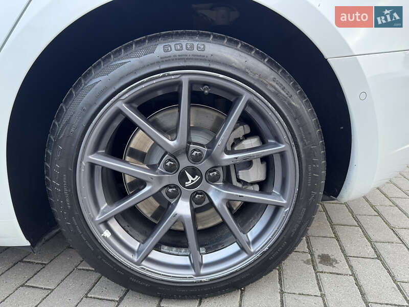 Седан Tesla Model 3 2022 в Володимирі
