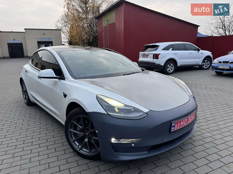 Седан Tesla Model 3 2022 в Володимирі