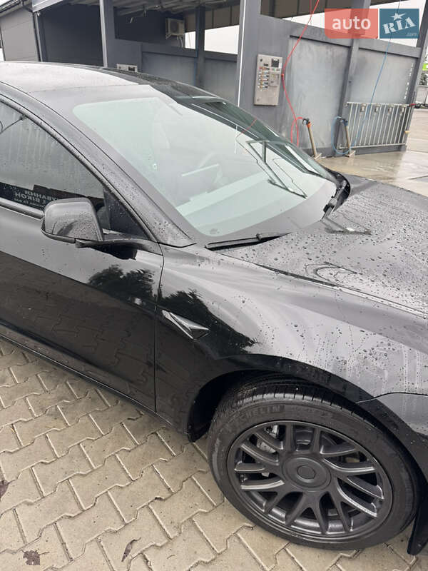 Седан Tesla Model 3 2024 в Буске