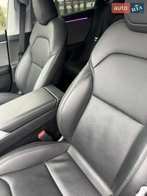 Седан Tesla Model 3 2024 в Буске