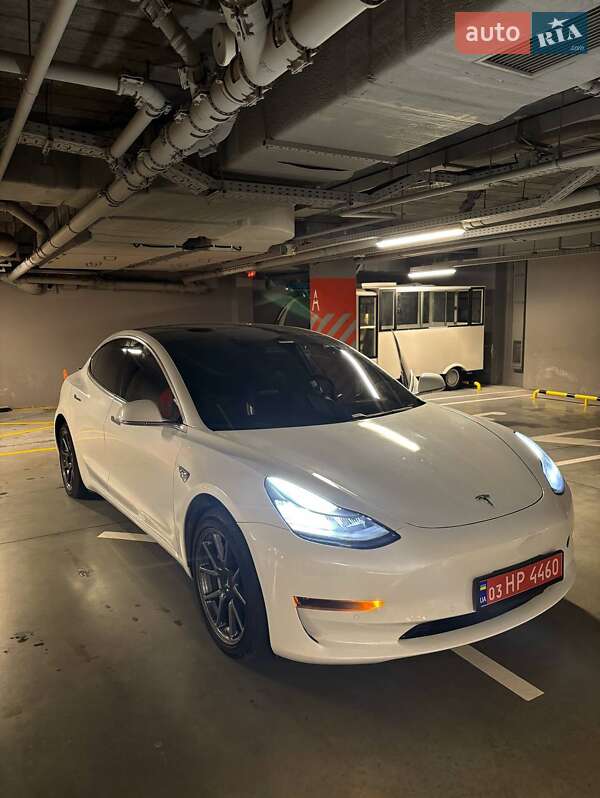 Седан Tesla Model 3 2020 в Львове