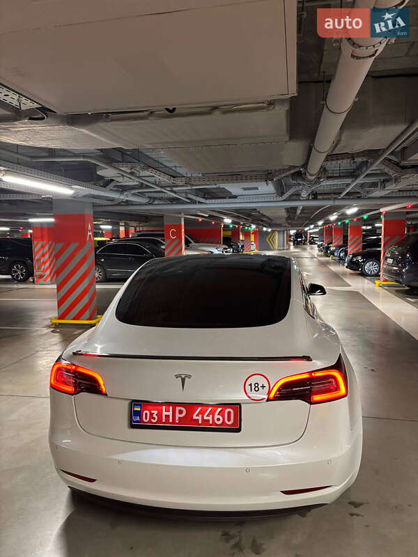 Седан Tesla Model 3 2020 в Львове