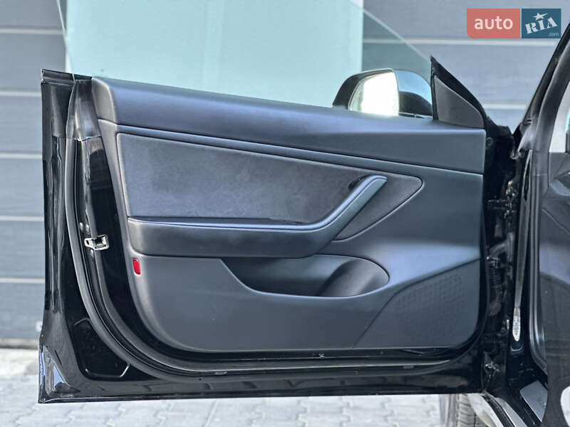 Седан Tesla Model 3 2019 в Тернополі