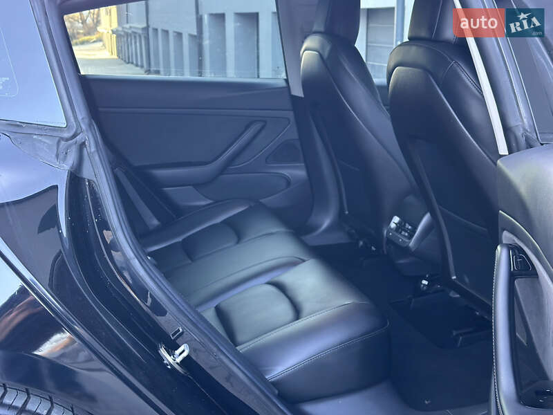 Седан Tesla Model 3 2019 в Тернополі