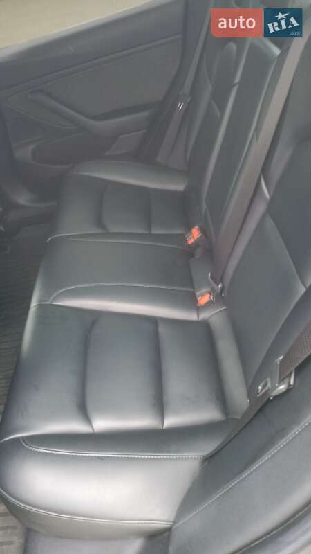 Седан Tesla Model 3 2019 в Луцке