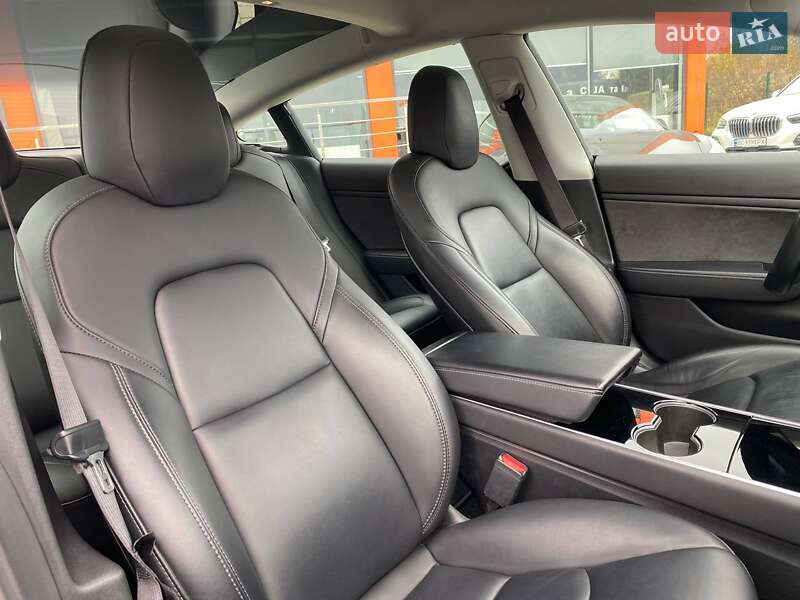 Седан Tesla Model 3 2019 в Львове