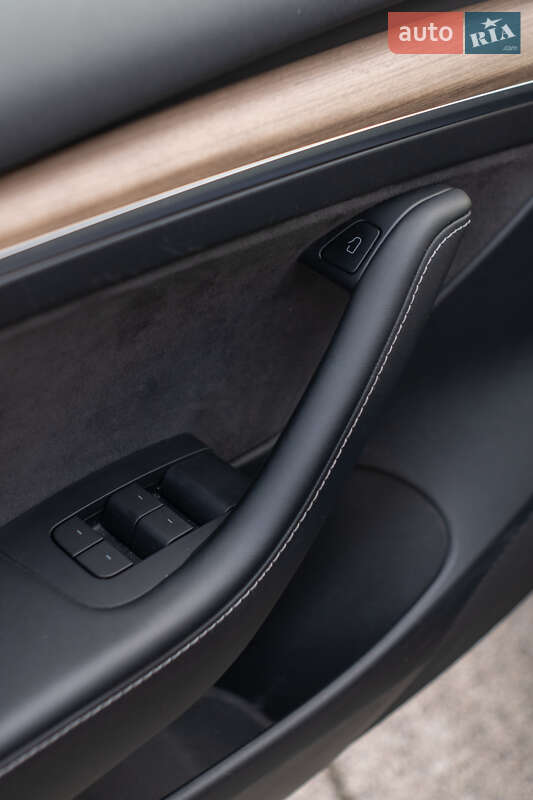 Седан Tesla Model 3 2021 в Черкасах