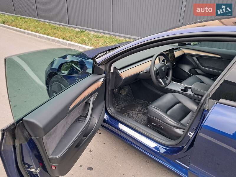 Седан Tesla Model 3 2021 в Львові