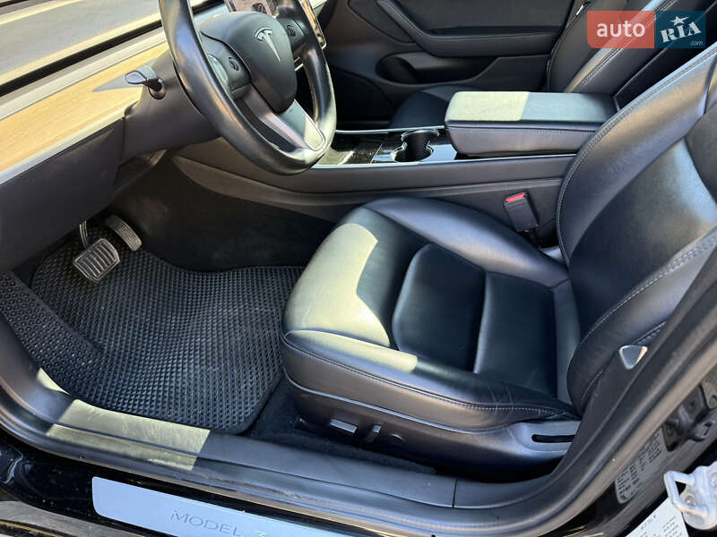 Седан Tesla Model 3 2019 в Нововолинську