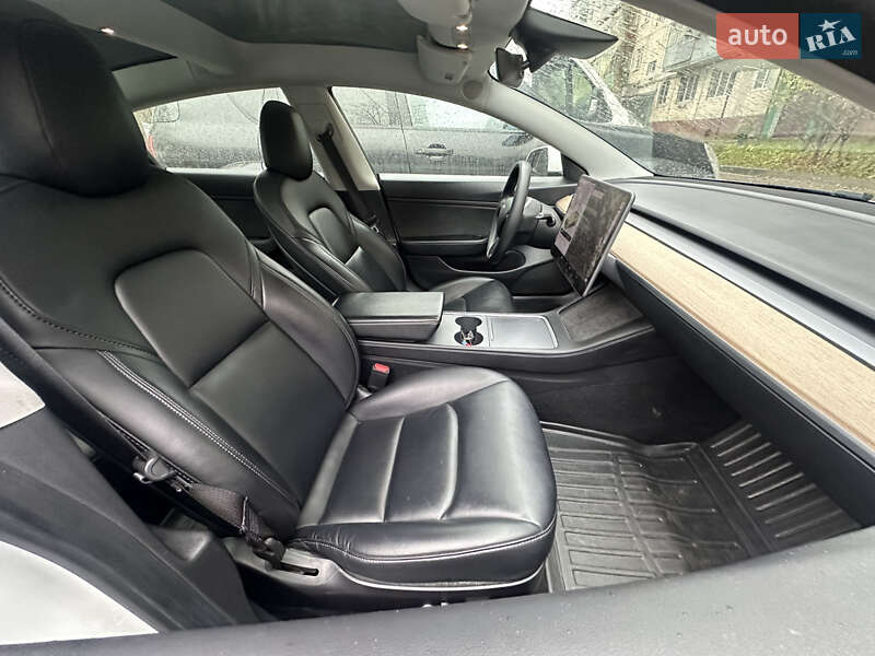 Седан Tesla Model 3 2020 в Львові