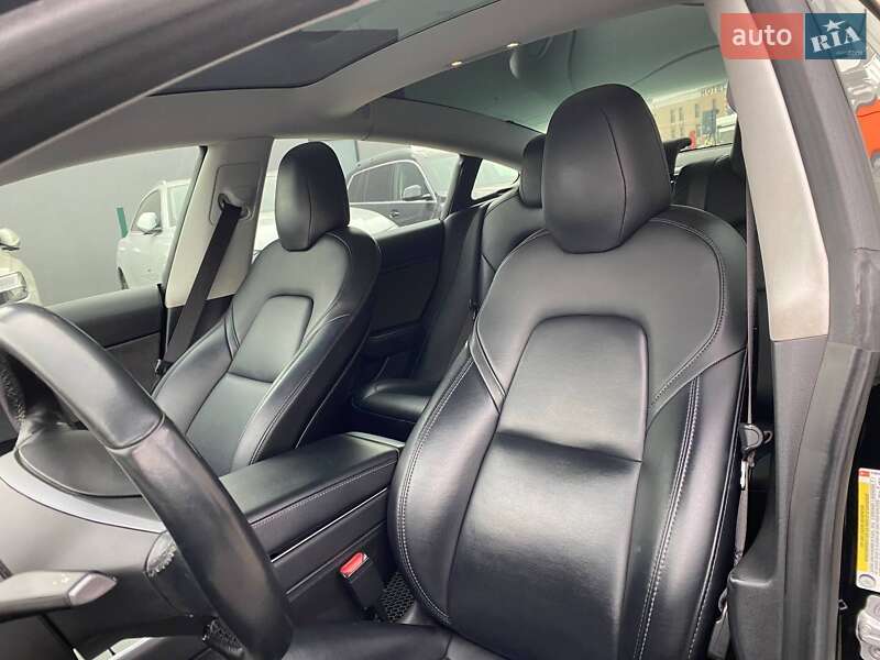 Седан Tesla Model 3 2018 в Львові