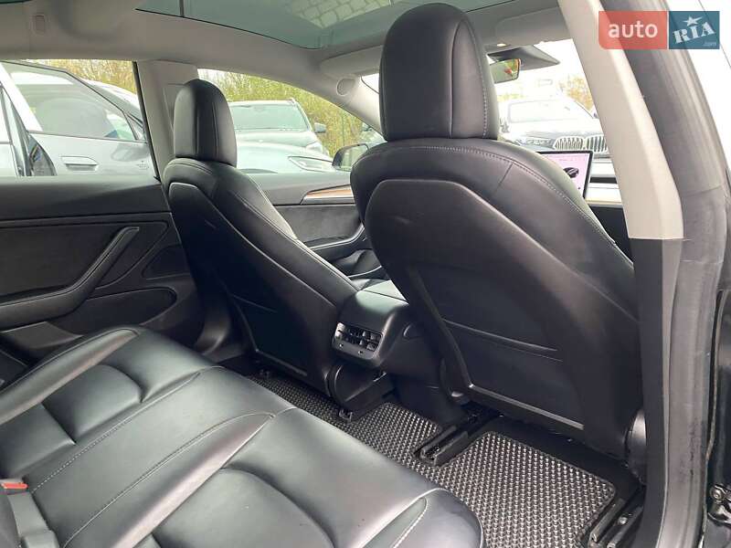 Седан Tesla Model 3 2018 в Львові