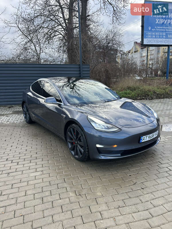 Седан Tesla Model 3 2020 в Івано-Франківську
