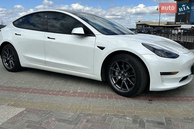 Седан Tesla Model 3 2021 в Киеве