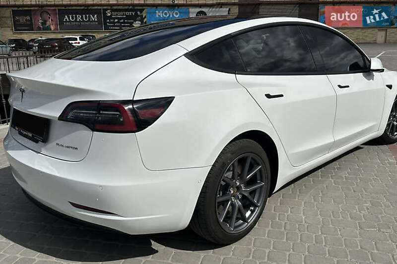 Седан Tesla Model 3 2021 в Киеве