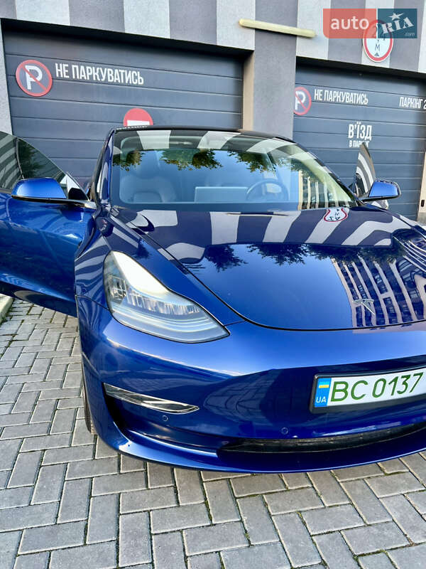 Седан Tesla Model 3 2019 в Львові