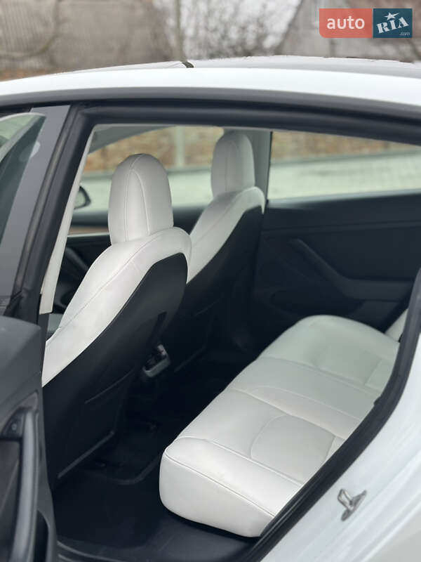 Седан Tesla Model 3 2021 в Дубно