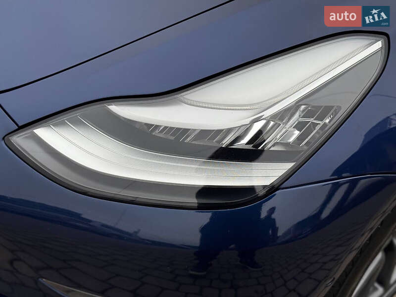 Седан Tesla Model 3 2018 в Львове