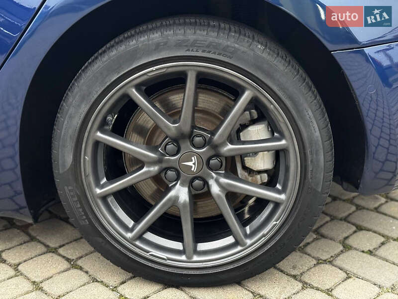 Седан Tesla Model 3 2018 в Львове