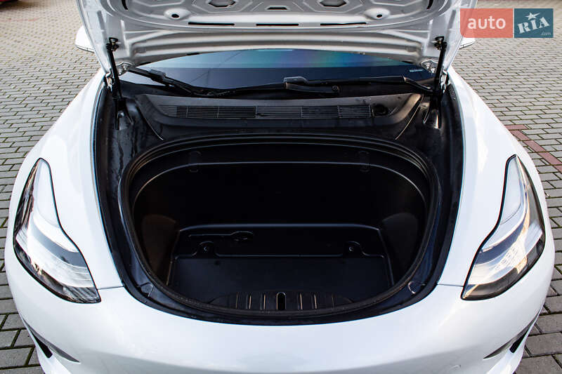 Седан Tesla Model 3 2019 в Львові