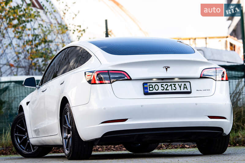 Седан Tesla Model 3 2019 в Львові