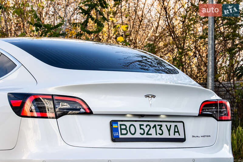 Седан Tesla Model 3 2019 в Львові