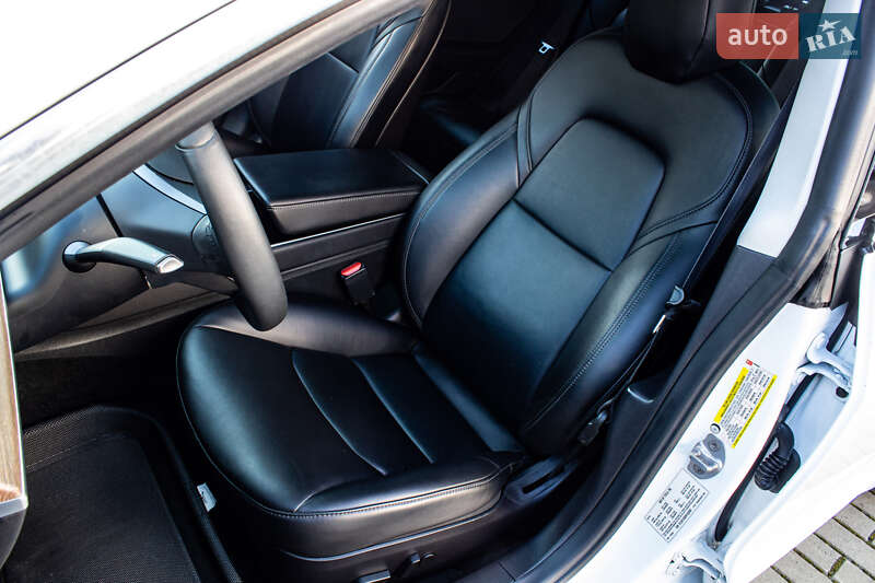 Седан Tesla Model 3 2019 в Львові