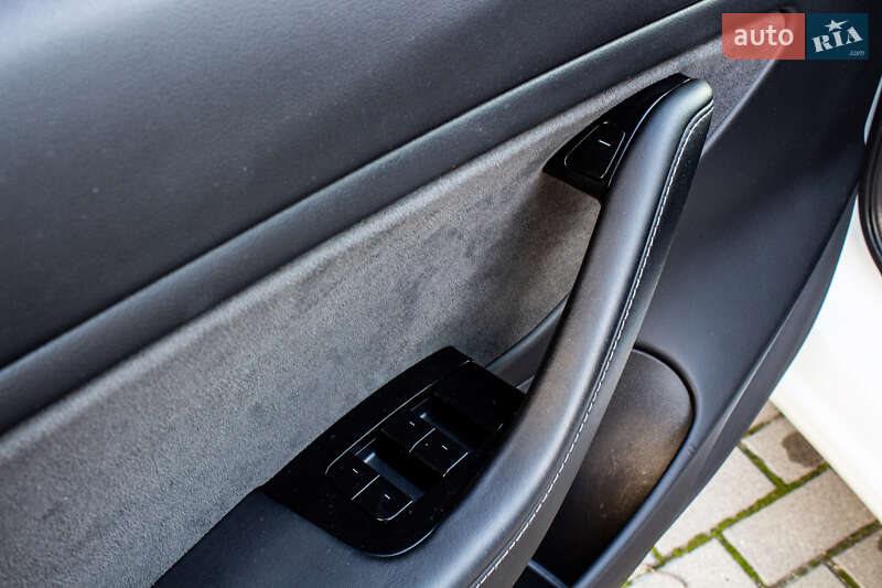 Седан Tesla Model 3 2019 в Львові