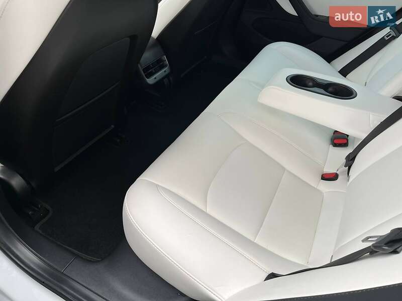 Седан Tesla Model 3 2019 в Остроге