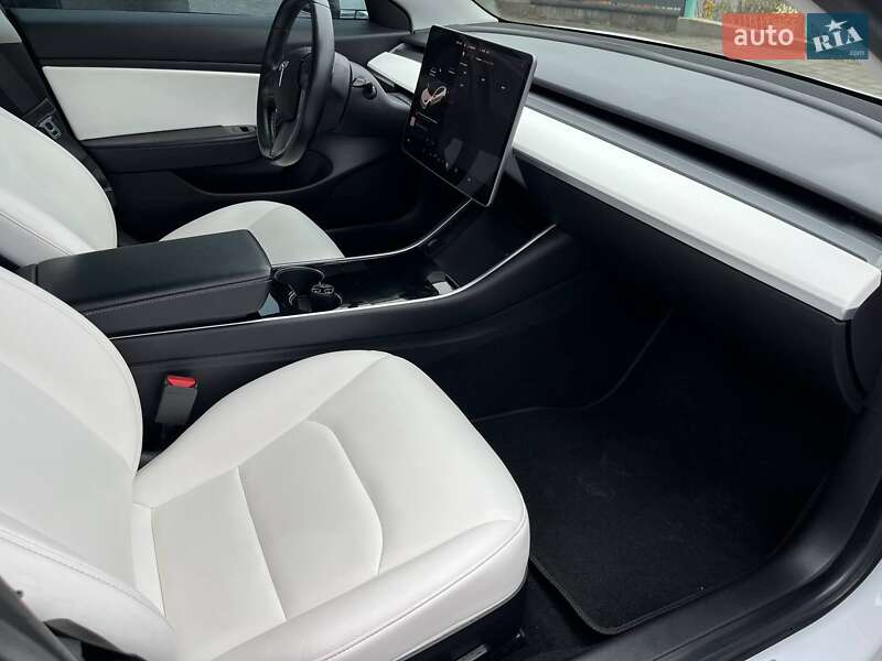 Седан Tesla Model 3 2019 в Остроге