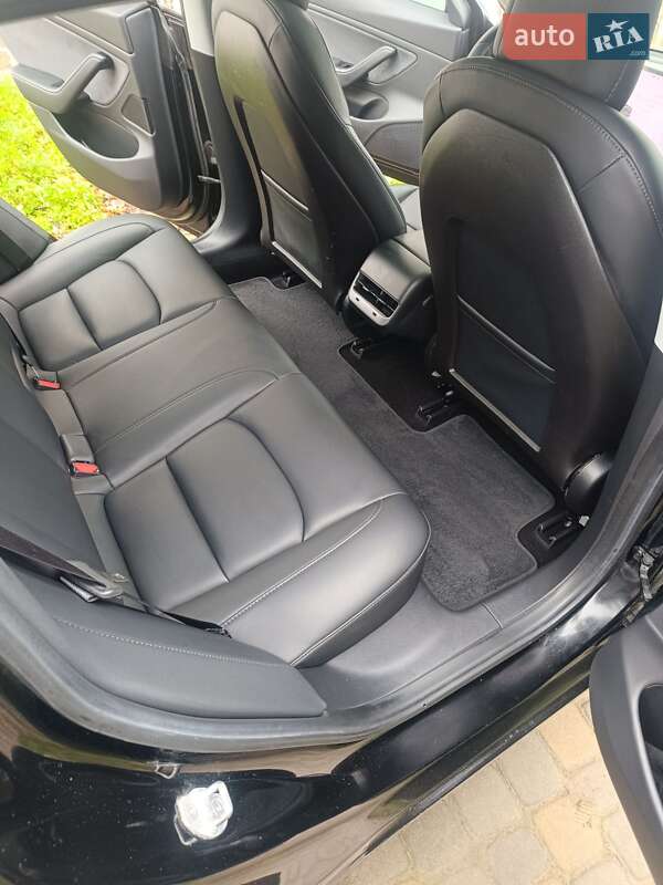 Седан Tesla Model 3 2019 в Черновцах