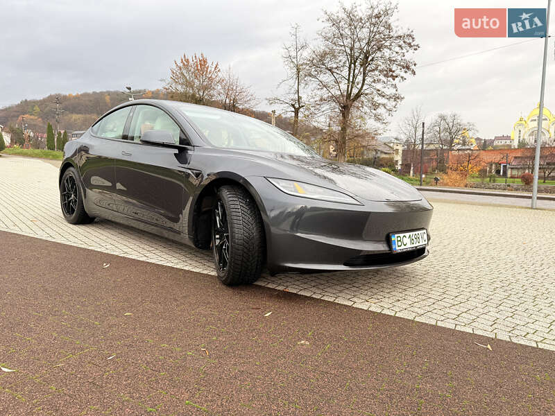 Седан Tesla Model 3 2024 в Львове