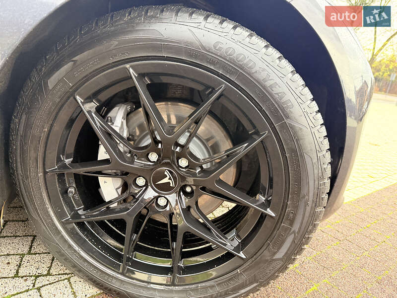 Седан Tesla Model 3 2024 в Львове