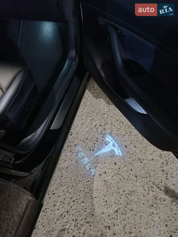 Седан Tesla Model 3 2019 в Черновцах