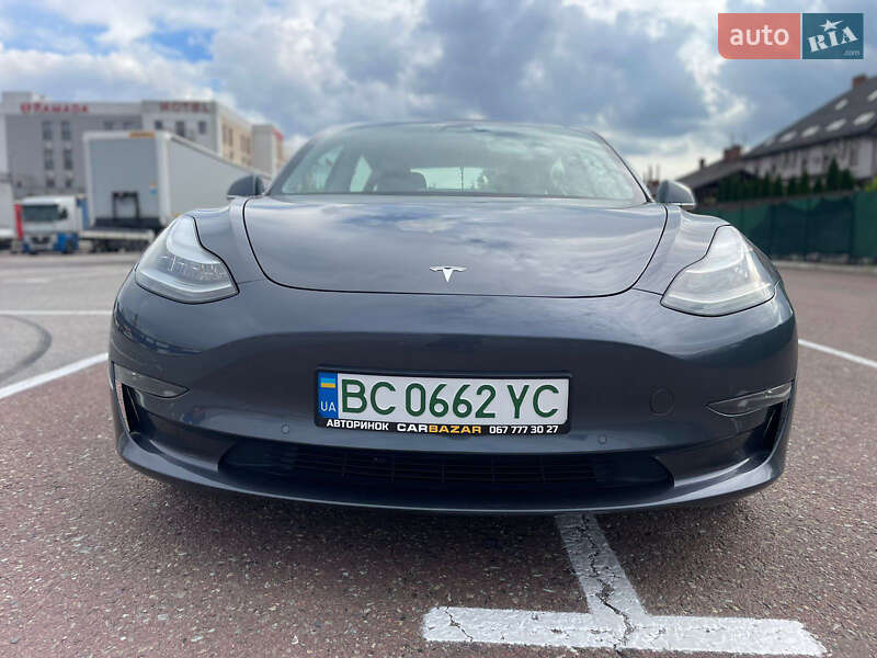 Седан Tesla Model 3 2019 в Львові