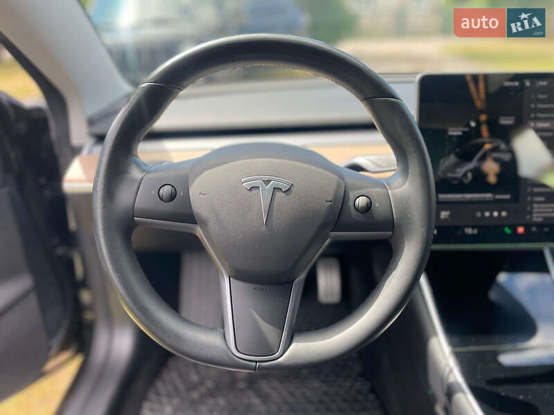 Седан Tesla Model 3 2019 в Львові