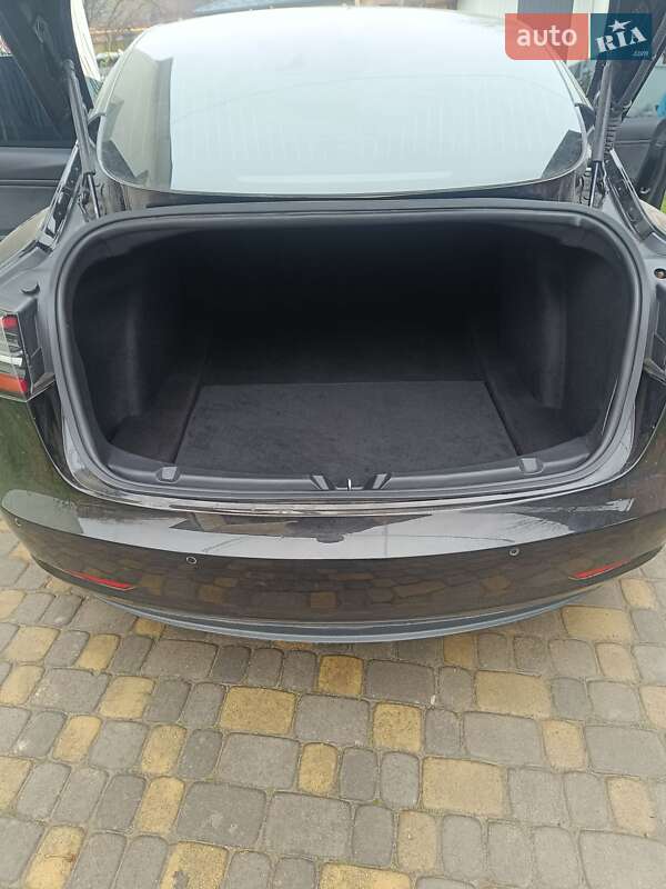 Седан Tesla Model 3 2019 в Черновцах
