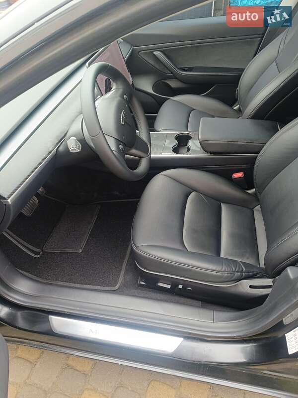 Седан Tesla Model 3 2019 в Черновцах
