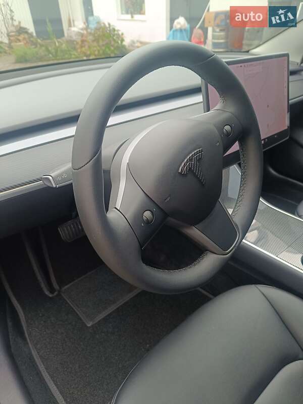 Седан Tesla Model 3 2019 в Черновцах