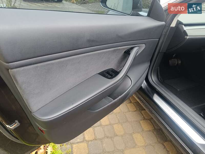 Седан Tesla Model 3 2019 в Черновцах