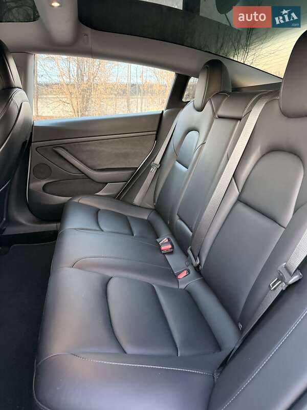 Седан Tesla Model 3 2021 в Ровно