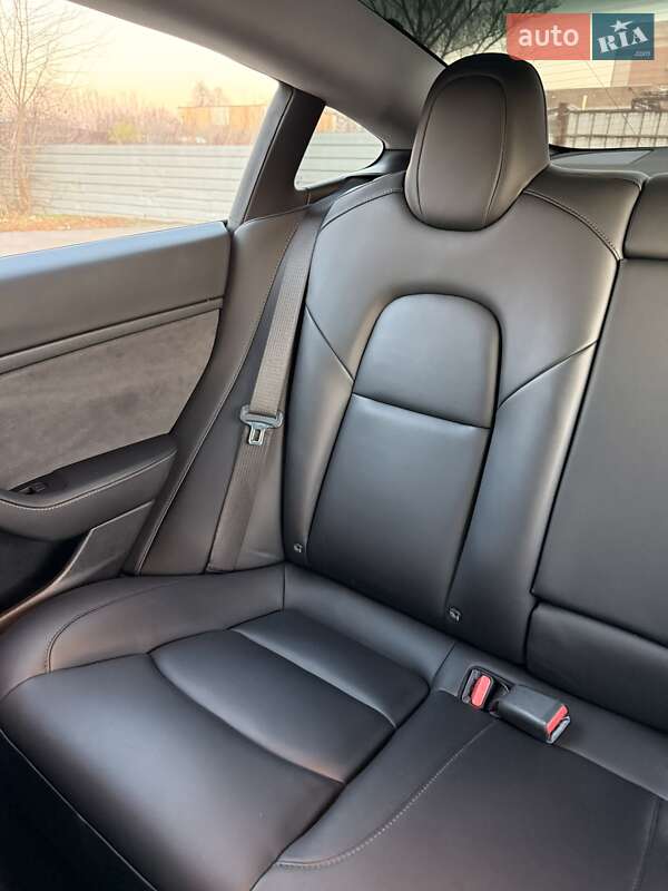 Седан Tesla Model 3 2021 в Ровно